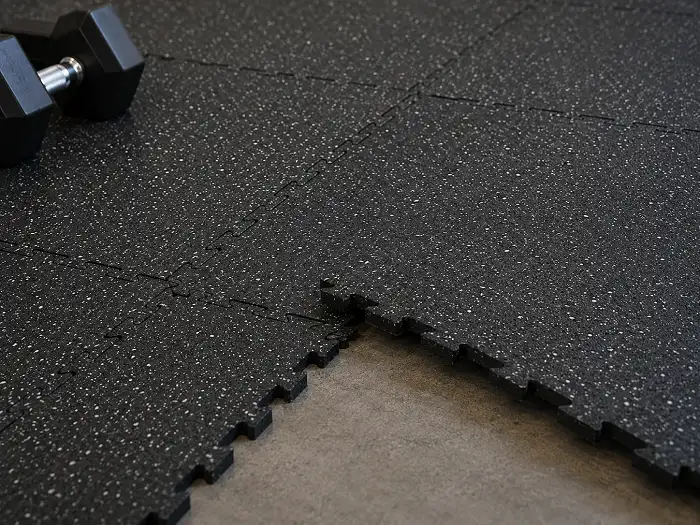 Interlocking rubber gym tiles