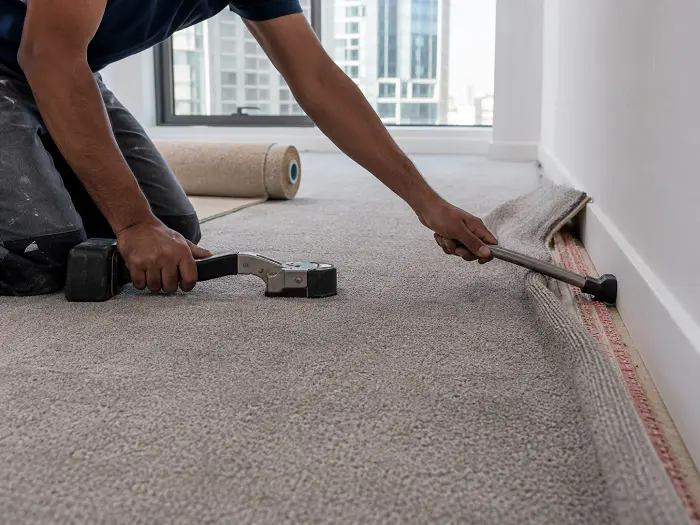 Installer fitting wall-to-wall carpet in Dubai