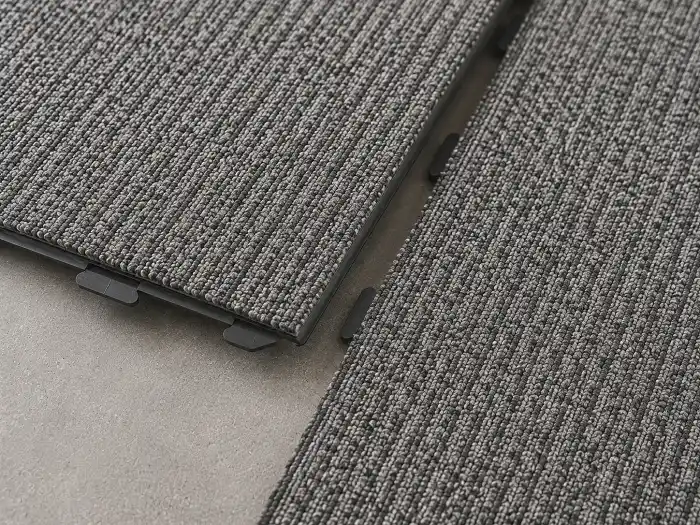 Interlocking carpet tiles