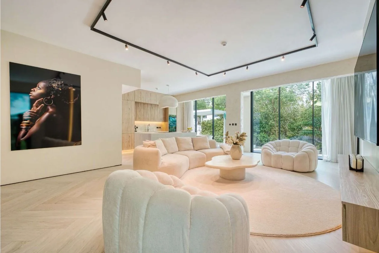 Light oak wood-look SPC chevron flooring with an area rug in a Dubai villa living room